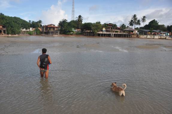 Na maré baixa é possível atravessar a pé o Furo da Princesa, em Algodoal - PA
